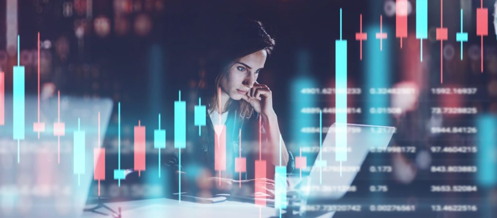 mulher trabalhando em meio a tendências para erps em 2022