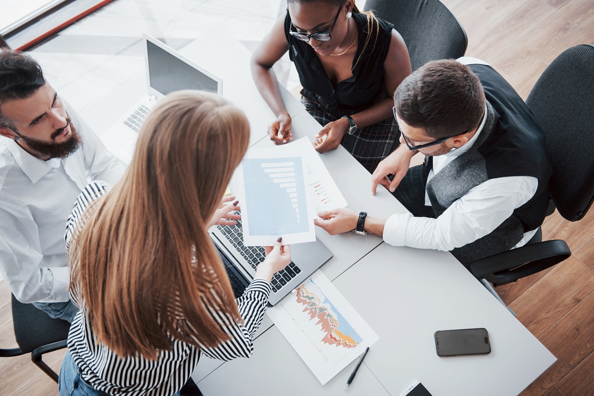 Equipe analisando relatórios para otimizar a gestão de despesas empresariais