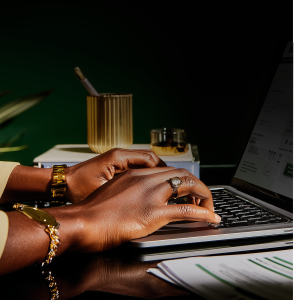 Gestor financeiro usando o Raio-X Financeiro da Conta Simples para analisar resultados da empresa.
