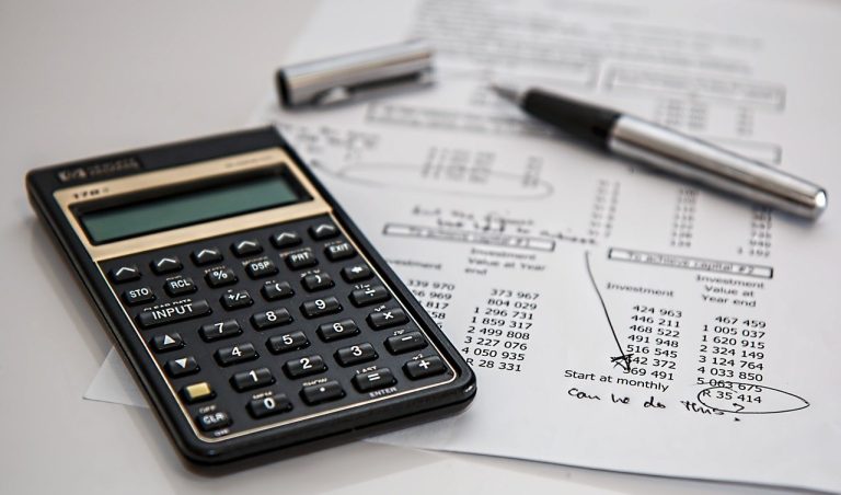 Posso usar dinheiro da empresa para pagar contas pessoais?